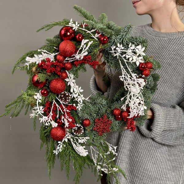 Рождественский венок с красным и белым декором