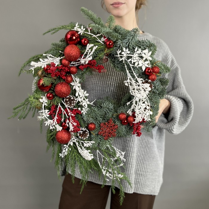 Рождественский венок с красным и белым декором