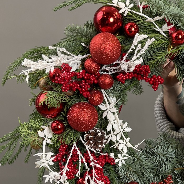 Рождественский венок с красным и белым декором
