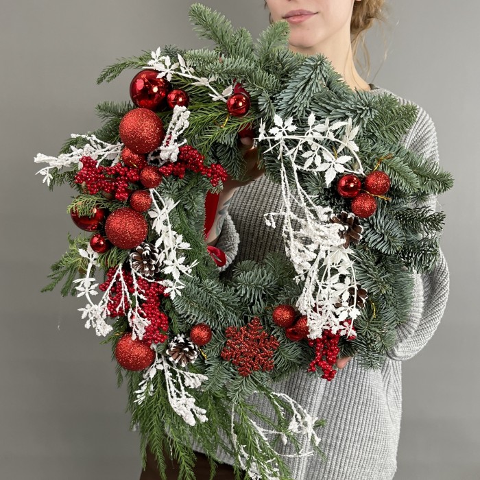Рождественский венок с красным и белым декором