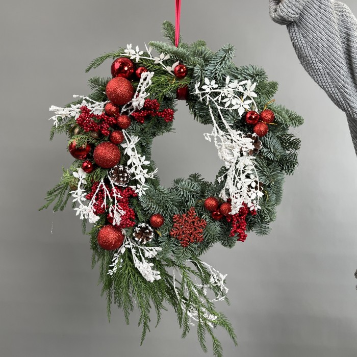 Рождественский венок с красным и белым декором