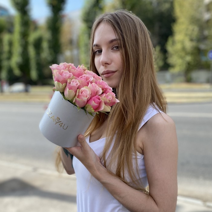 15 розово-зеленых роз бел-роз в коробке