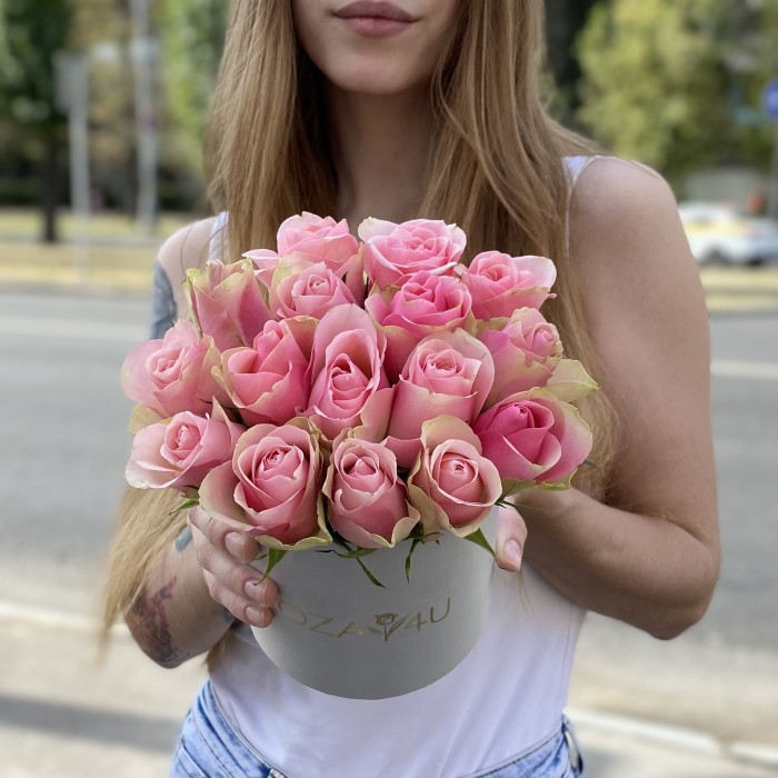 15 розово-зеленых роз бел-роз в коробке