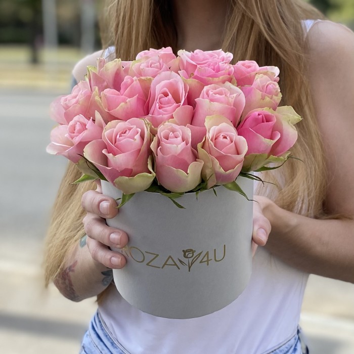 15 розово-зеленых роз бел-роз в коробке