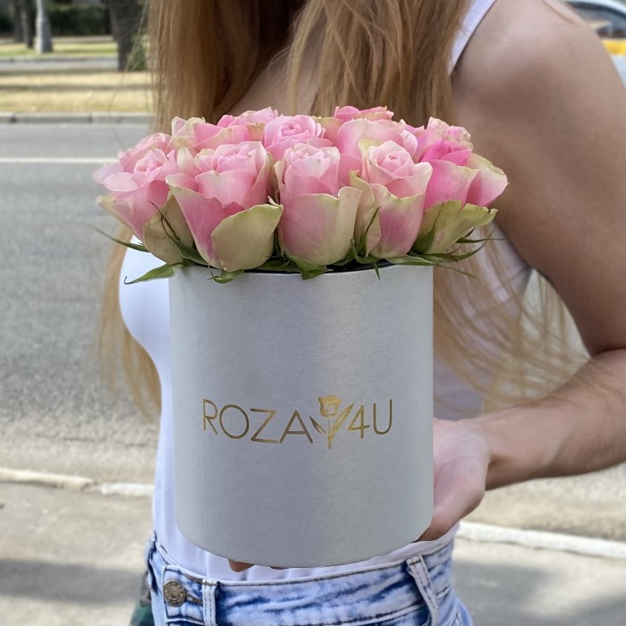 15 розово-зеленых роз бел-роз в коробке