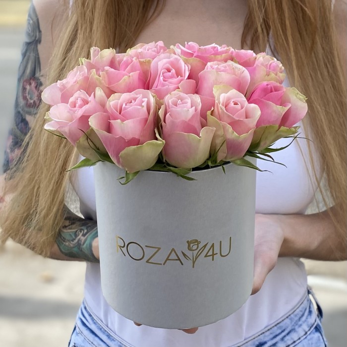 15 розово-зеленых роз бел-роз в коробке