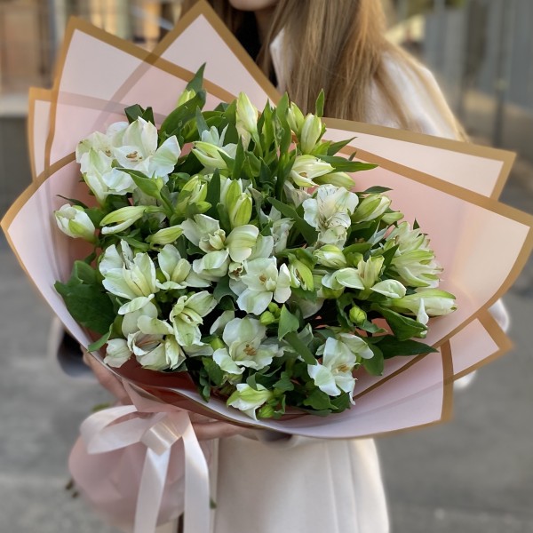 15 белых альстромерий