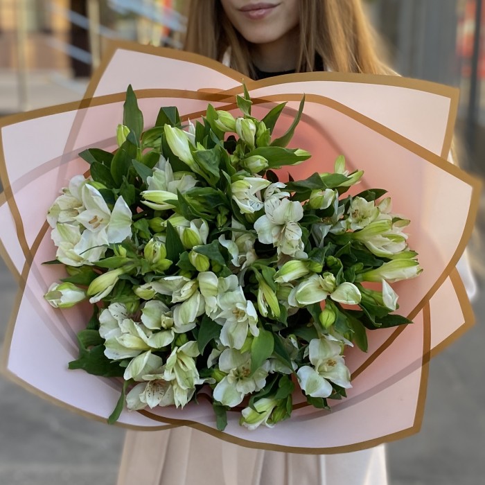 15 белых альстромерий