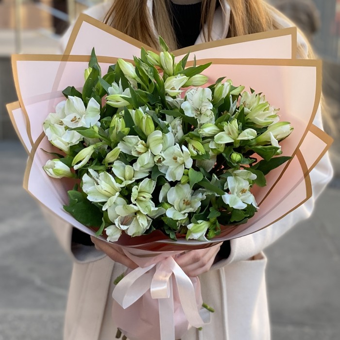 15 белых альстромерий