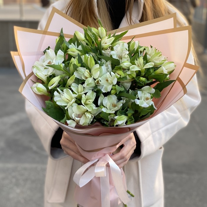 15 белых альстромерий