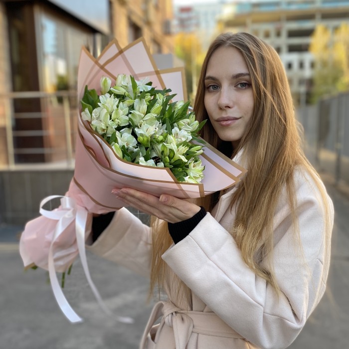 15 белых альстромерий