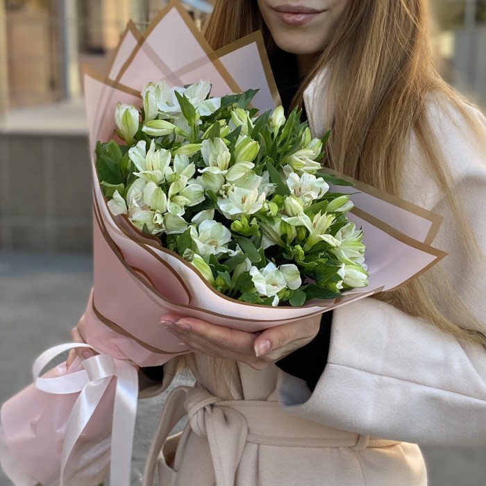 15 белых альстромерий