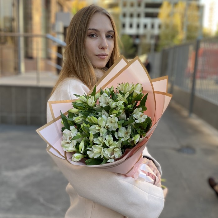 15 белых альстромерий