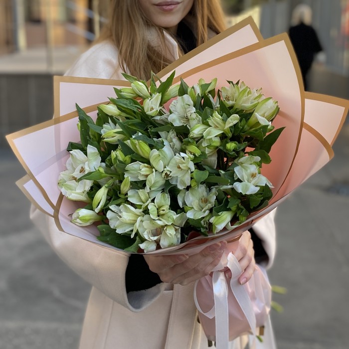 15 белых альстромерий