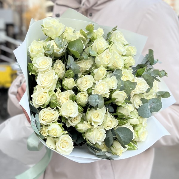 15 белых кустовых роз Сноуфлейк с эвкалиптом
