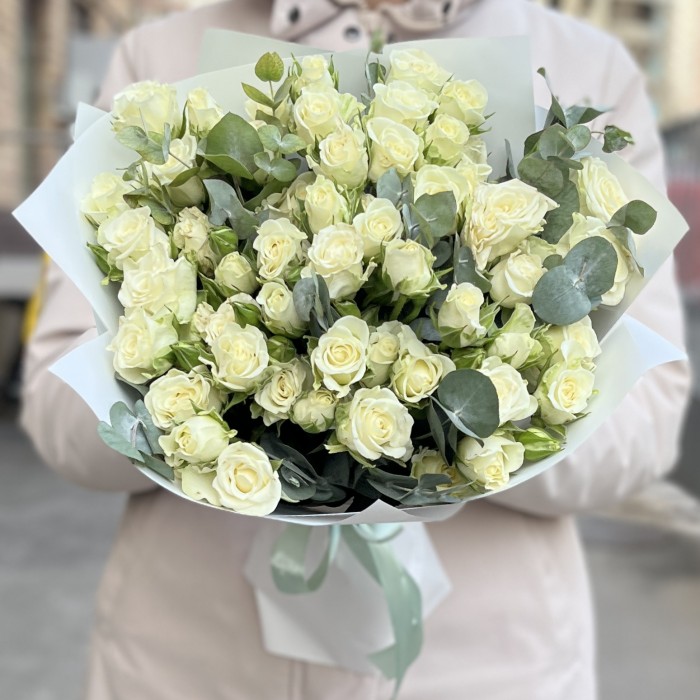 15 белых кустовых роз Сноуфлейк с эвкалиптом