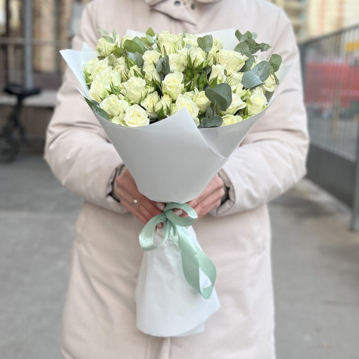 15 белых кустовых роз Сноуфлейк с эвкалиптом
