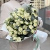 15 белых кустовых роз Сноуфлейк с эвкалиптом