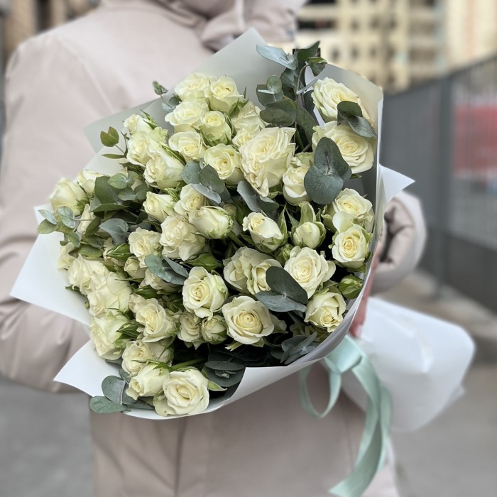 15 белых кустовых роз Сноуфлейк с эвкалиптом