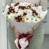 13 кустовых хризантем Бакарди с ромашкой