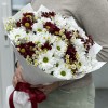 13 кустовых хризантем Бакарди с ромашкой