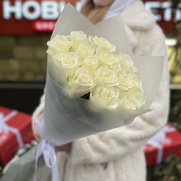 15 длинных белых роз 70 см