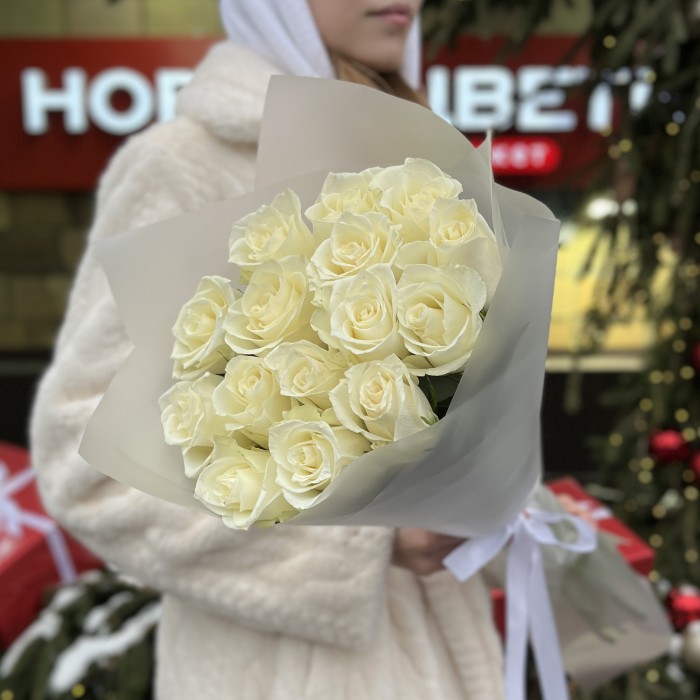15 длинных белых роз 70 см