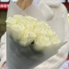 15 длинных белых роз 70 см