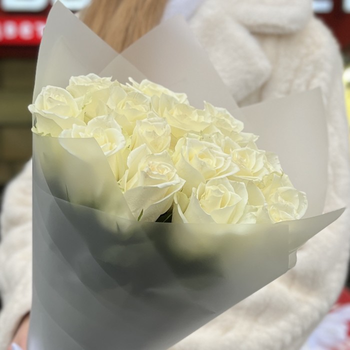 15 длинных белых роз 70 см