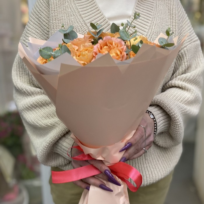 Букет абрикосовых роз с эвкалиптом