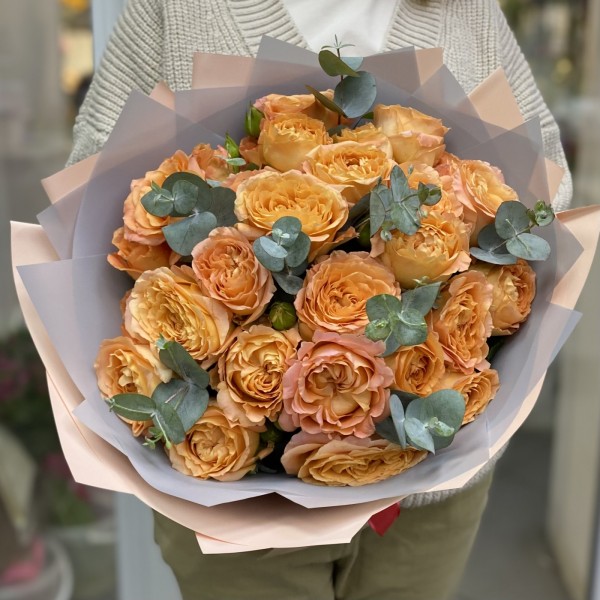 Букет абрикосовых роз с эвкалиптом