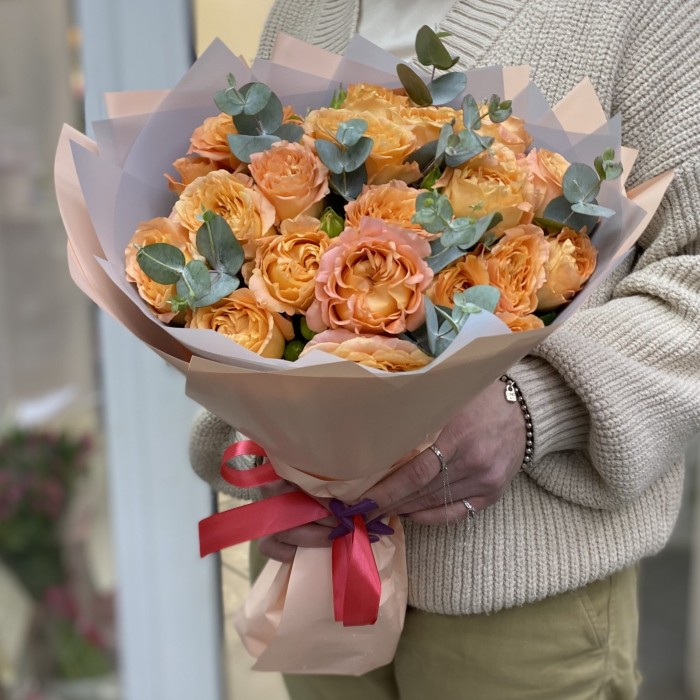 Букет абрикосовых роз с эвкалиптом