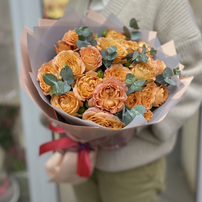 Букет абрикосовых роз с эвкалиптом