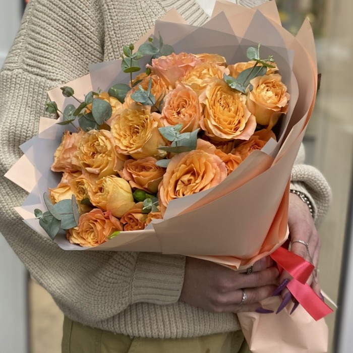 Букет абрикосовых роз с эвкалиптом