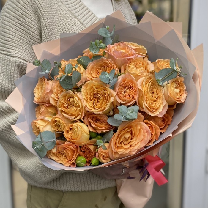 Букет абрикосовых роз с эвкалиптом