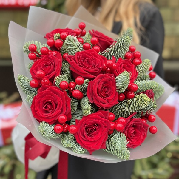 11 красных роз Наоми с нобилисом