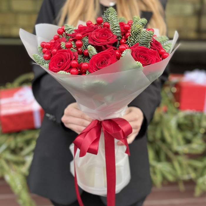 11 красных роз Наоми с нобилисом