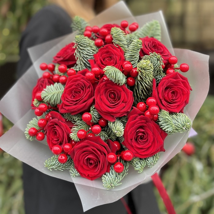 11 красных роз Наоми с нобилисом