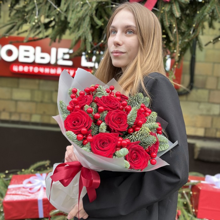 11 красных роз Наоми с нобилисом