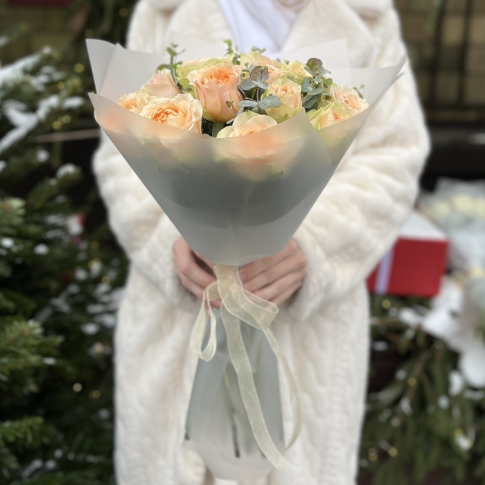 15 кремовых пионовидных роз Гравити с эвкалиптом
