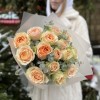 15 кремовых пионовидных роз Гравити 40 см с эвкалиптом