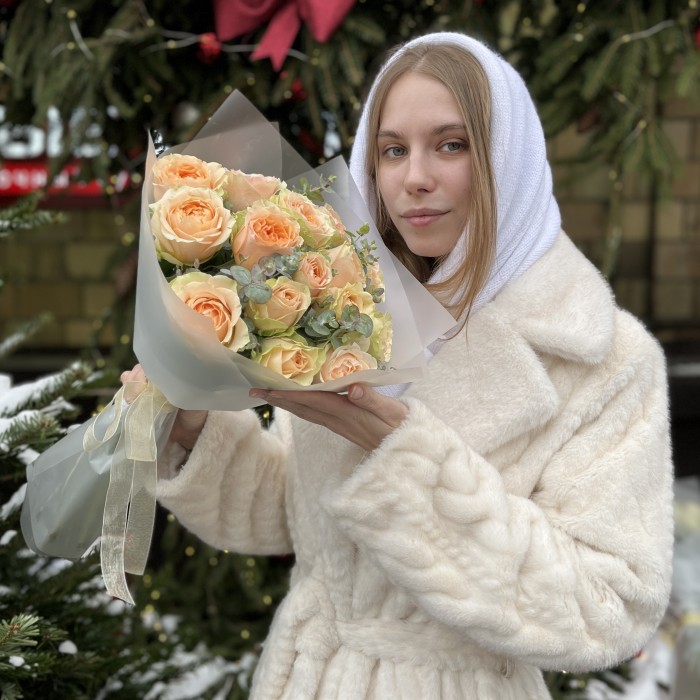 15 кремовых пионовидных роз Гравити с эвкалиптом