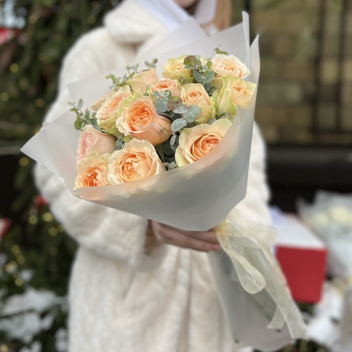 15 кремовых пионовидных роз Гравити с эвкалиптом