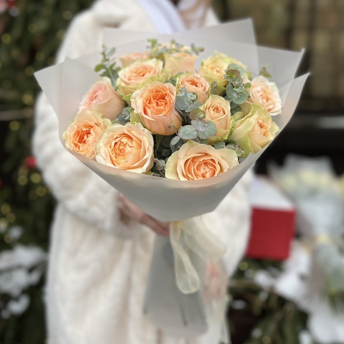15 кремовых пионовидных роз Гравити с эвкалиптом