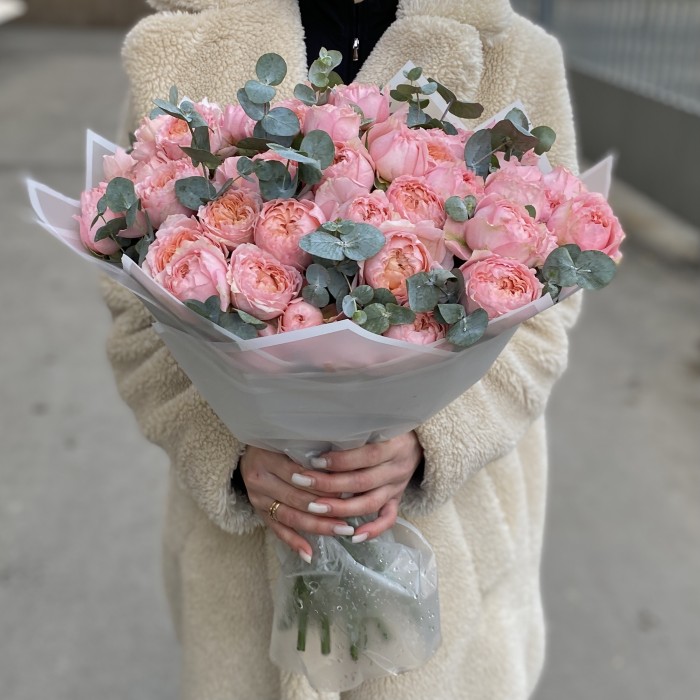 15 кустовых пионовидных роз Джульетта с эвкалиптом