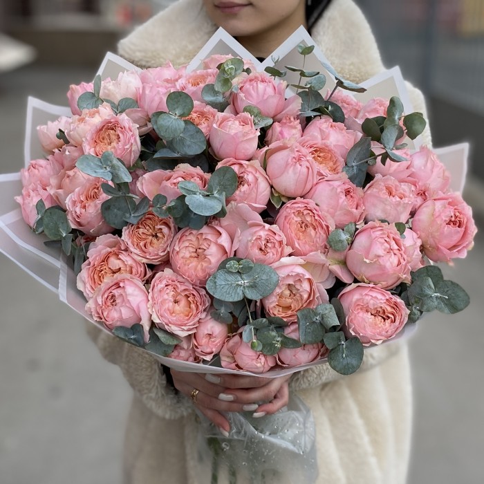 15 кустовых пионовидных роз Джульетта с эвкалиптом