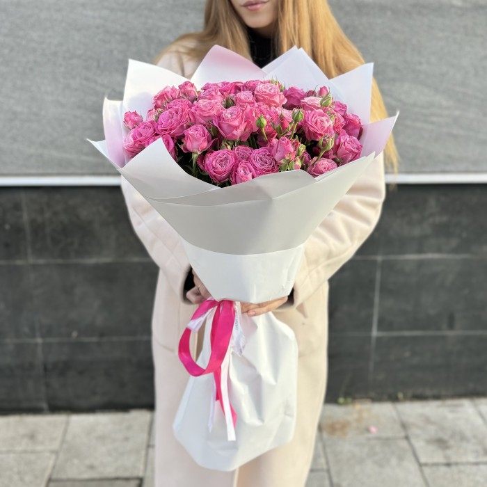 15 кустовых пионовидных роз Леди Бомбастик 60 см