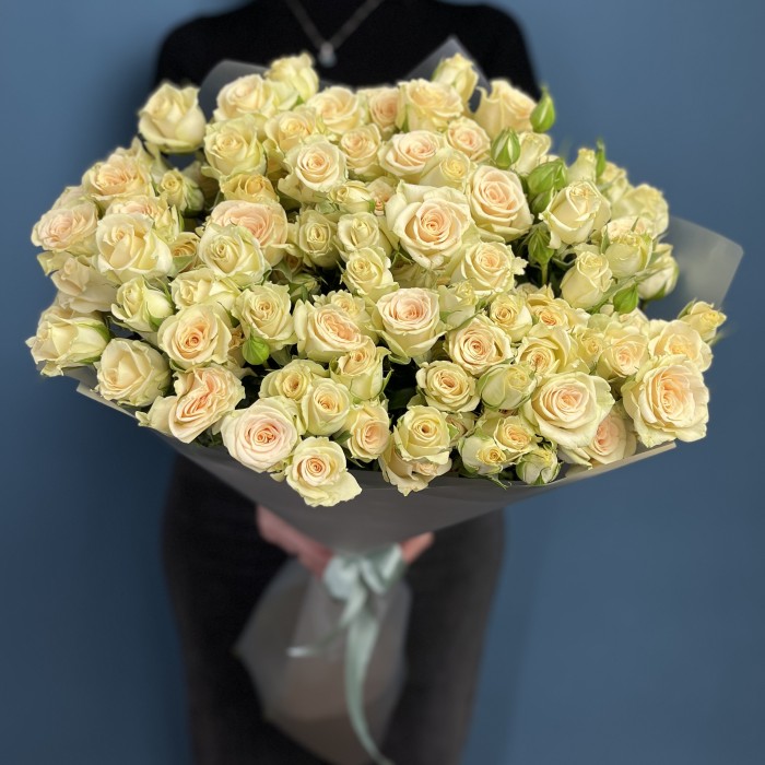 15 кустовых роз Аксана 70 см