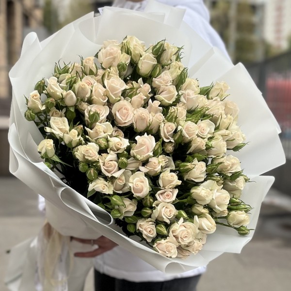 15 кустовых роз Роял Порцелина 70 см