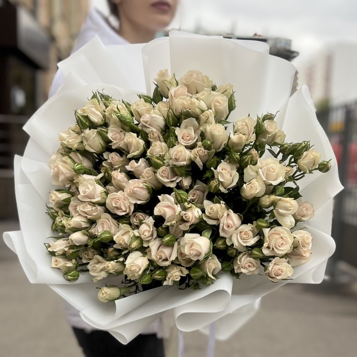 15 кустовых роз Роял Порцелина 70 см